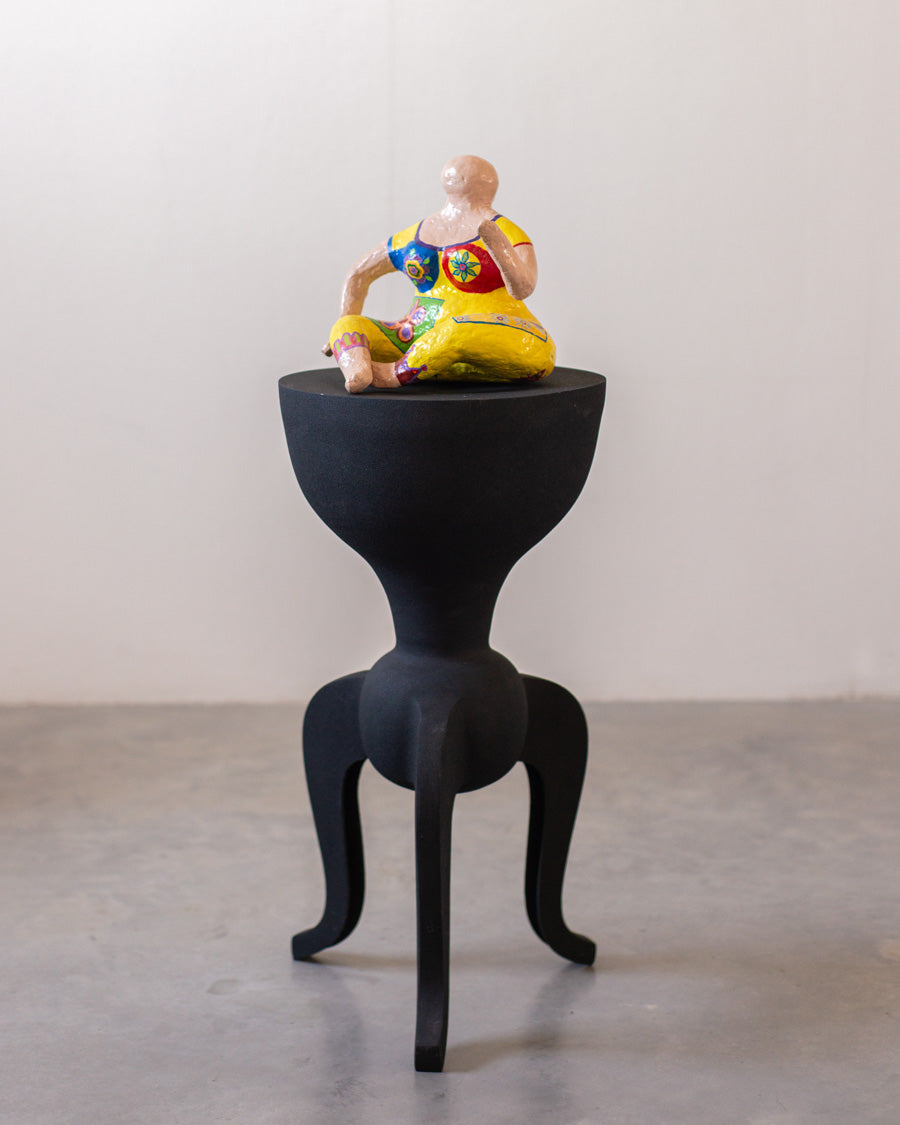 Juodas metalinis šoninis staliukas