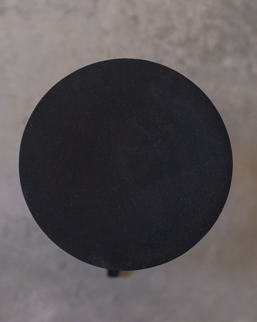 Juodas metalinis šoninis staliukas