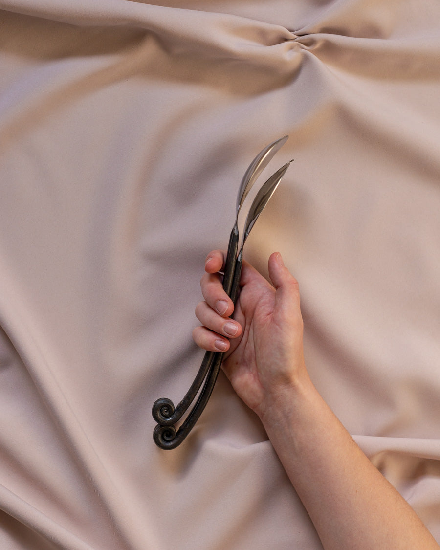 Nerūdijančio plieno serviravimo įrankiai su kalinėtomis rankenomis