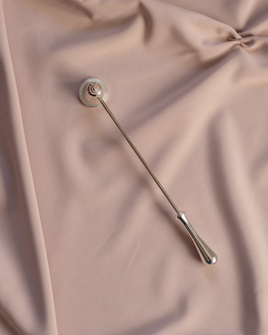 Sidabru dengtas žvakės gesiklis