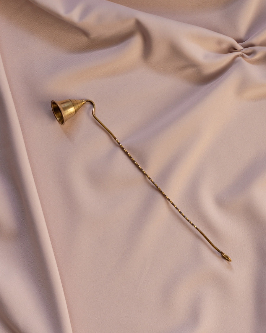 Žalvarinis žvakės gesiklis su dekoratyvia rankenėle