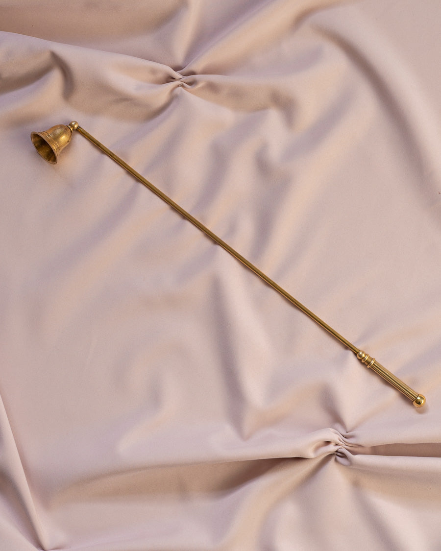 Ilgas žalvarinis žvakės gesiklis