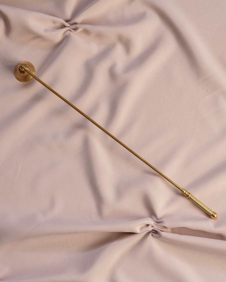 Ilgas žalvarinis žvakės gesiklis