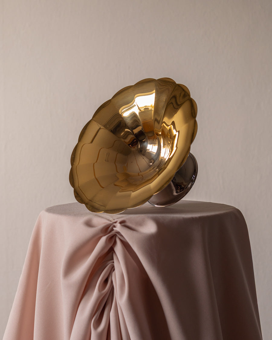 Gottinghen paauksuotas indas su banguotu kanteliu