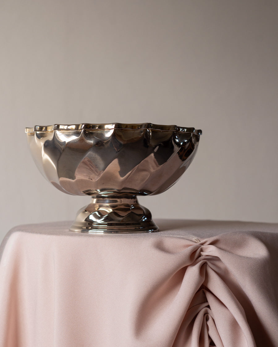 Sidabru dengtas, vintažinis indas ant kojelės