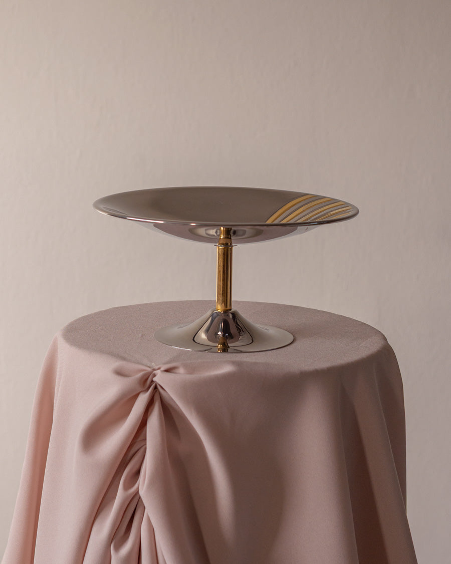 Vintažinis indas su auksu dengta kojele ir dekoru