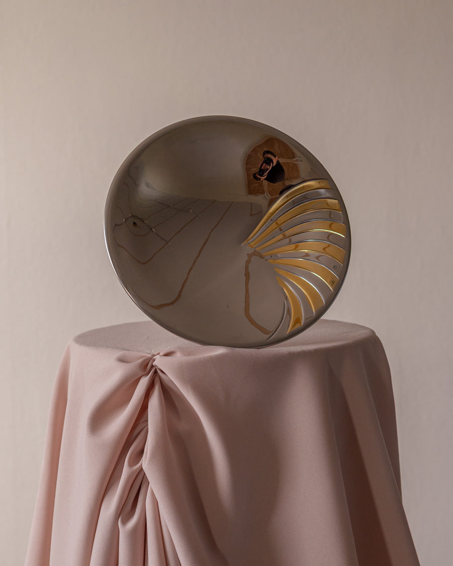 Vintažinis indas su auksu dengta kojele ir dekoru