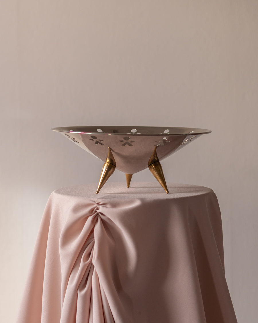 Vintažinis dubuo ant žalvarinių kojelių