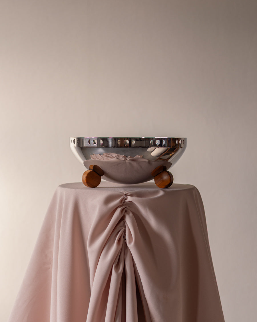 Vintažinis dubuo su medinėmis kojelėmis