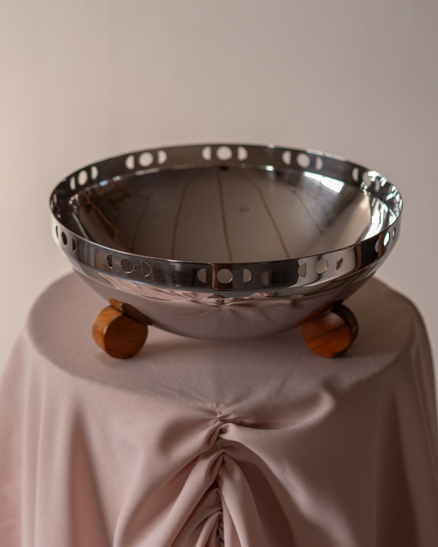 Vintažinis dubuo su medinėmis kojelėmis