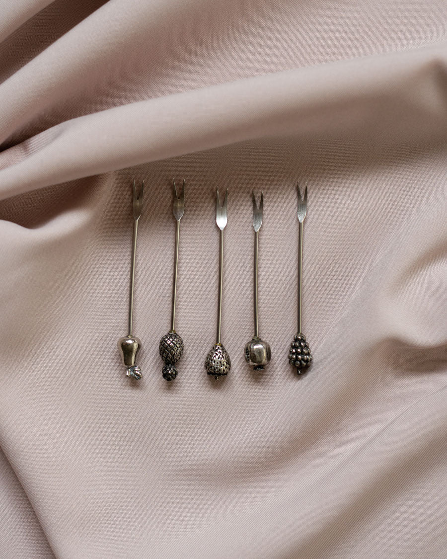 Sidabru dengti užkandžių smeigtukai su vaisiais