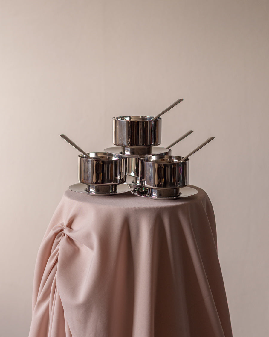 Vemi dvigubų sienelių ledainės su šaukšteliais ir lėkštutėmis