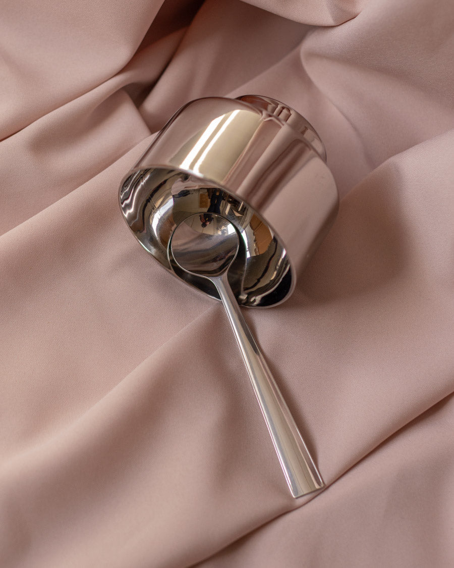 Vemi dvigubų sienelių ledainės su šaukšteliais ir lėkštutėmis