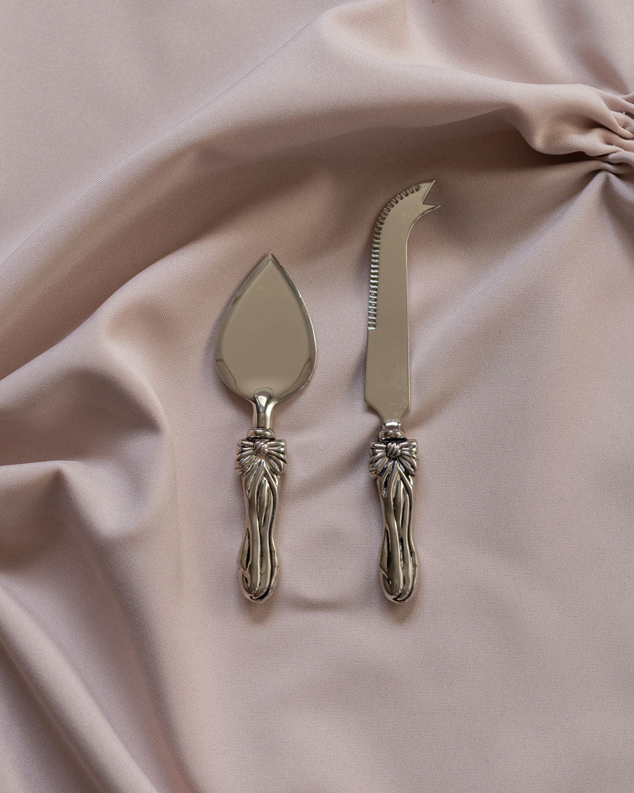 Sūrio serviravimo įrankiai su kaspinėliu