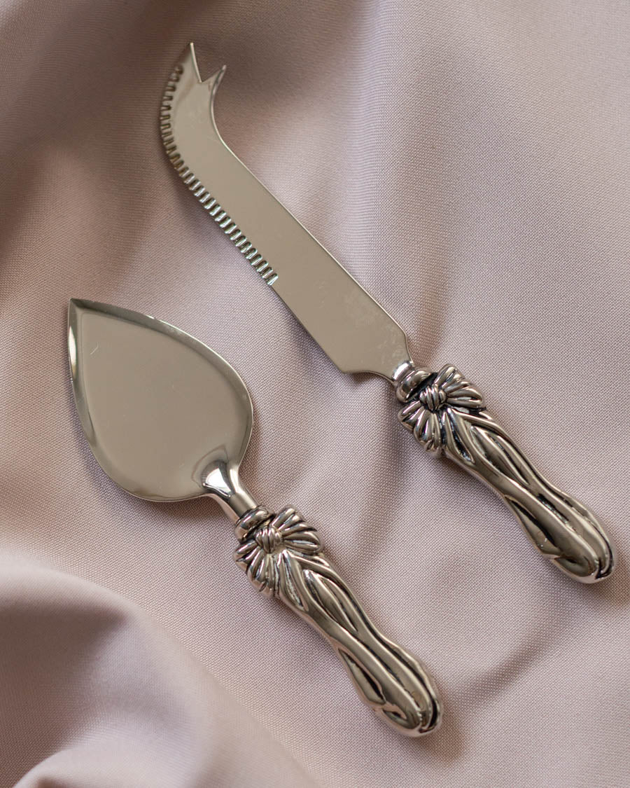 Sūrio serviravimo įrankiai su kaspinėliu