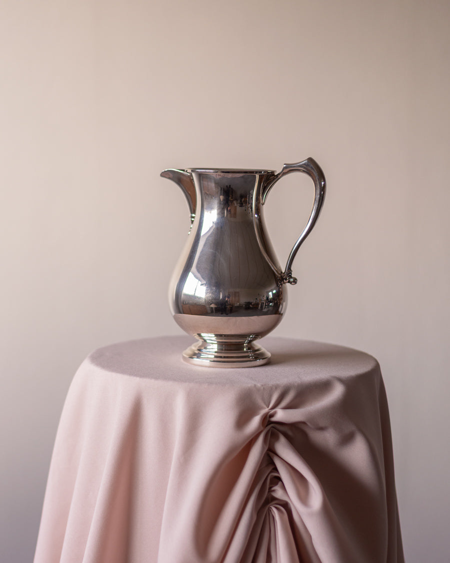 Klasikinio dizaino sidabru dengtas ąsotis