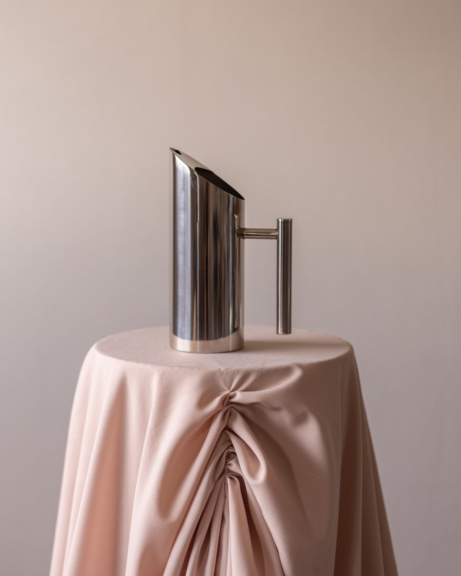 Modernaus dizaino ąsotis