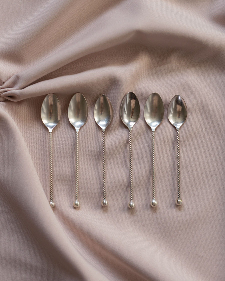 Sidabru dengti šaukšteliai suktomis rankenėlėmis