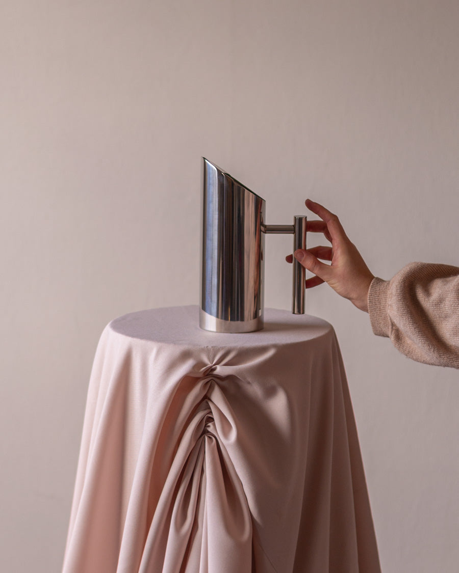 Modernaus dizaino ąsotis