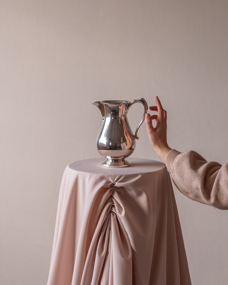 Klasikinio dizaino sidabru dengtas ąsotis