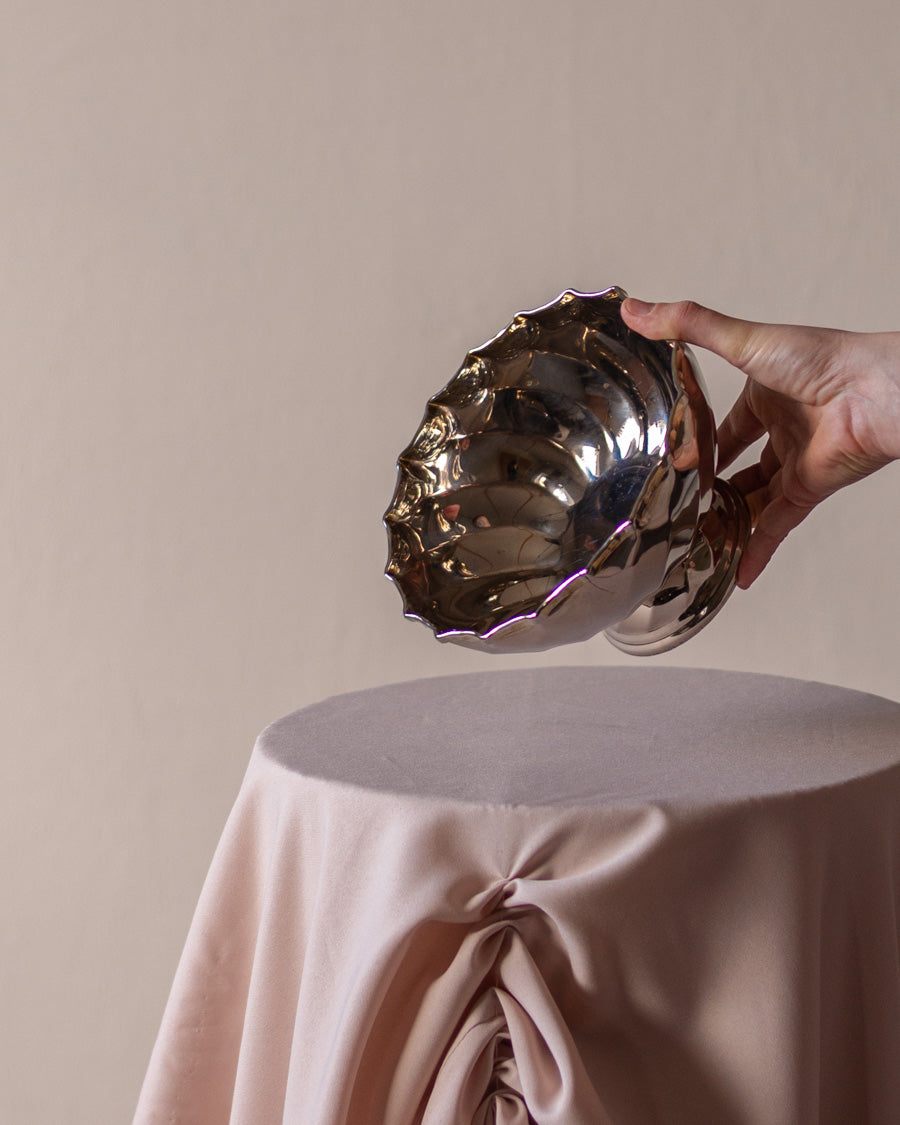 Sidabru dengtas, vintažinis indas ant kojelės