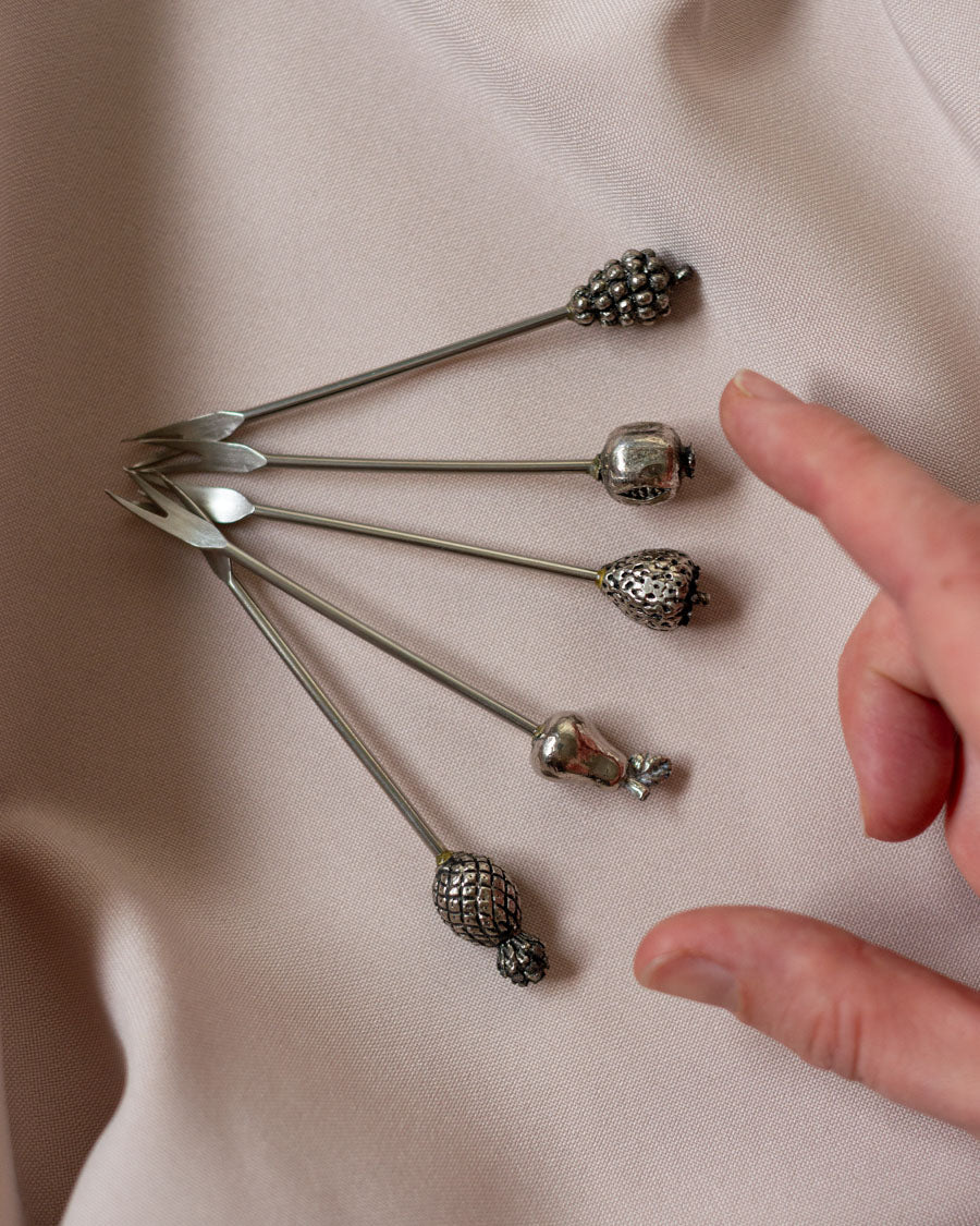 Sidabru dengti užkandžių smeigtukai su vaisiais