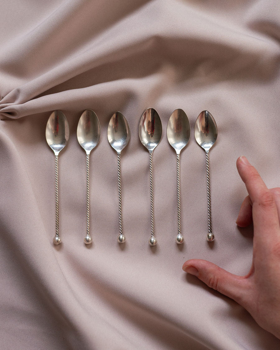 Sidabru dengti šaukšteliai suktomis rankenėlėmis