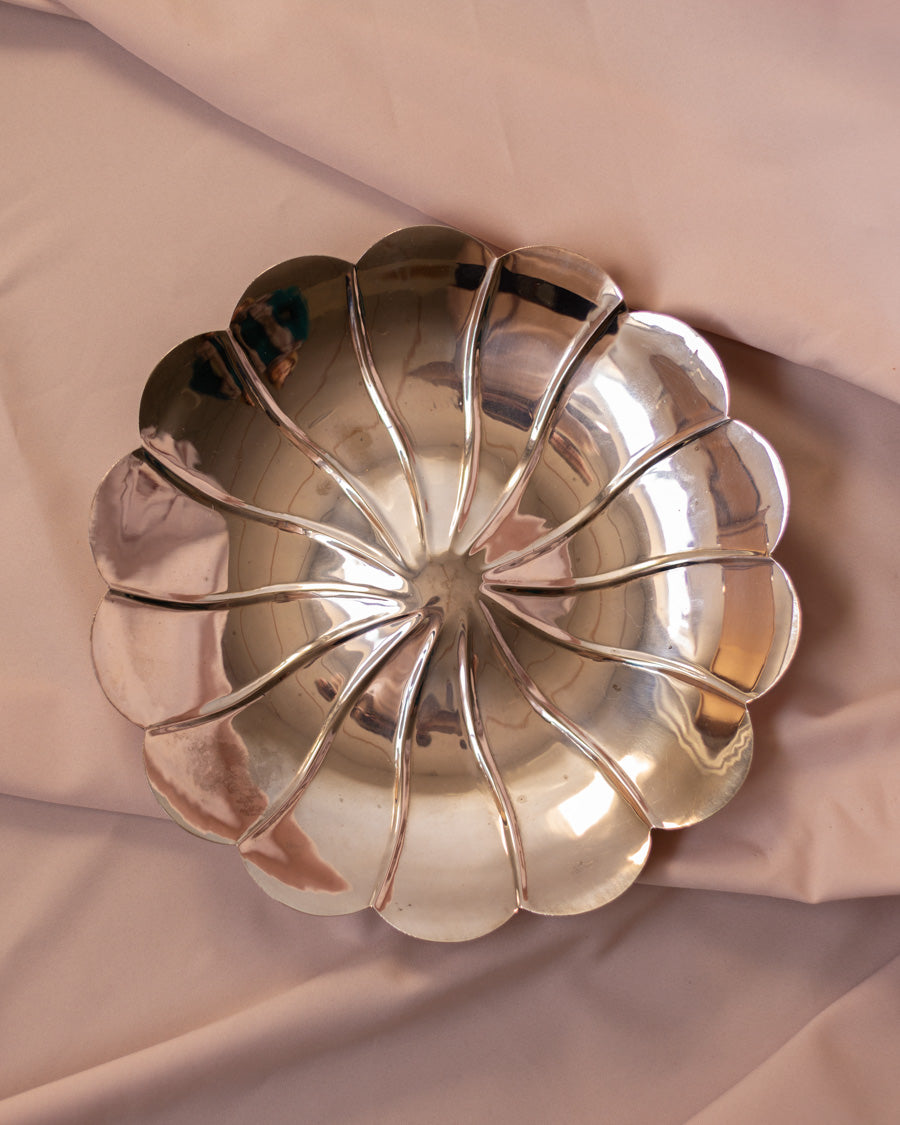 Sidabru dengtas, stilizuoto gėlės žiedo formos indas