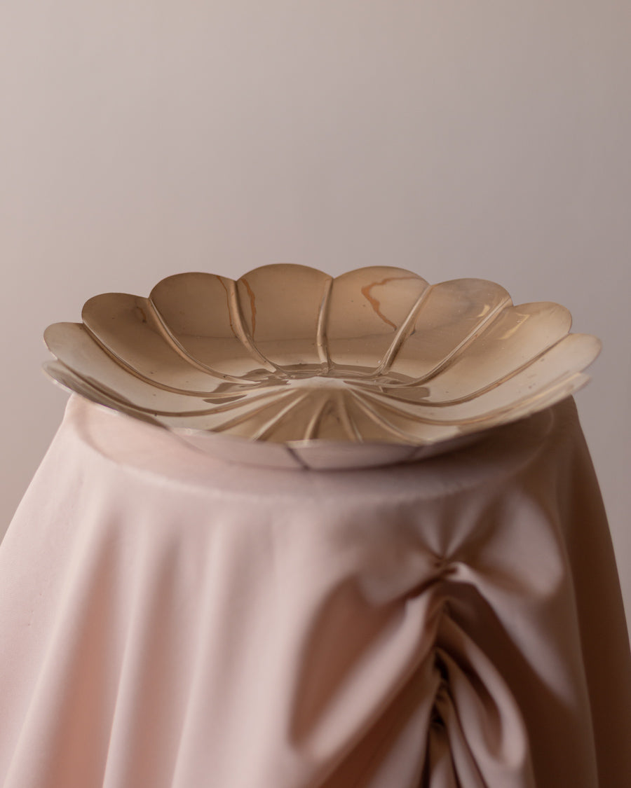 Sidabru dengtas, stilizuoto gėlės žiedo formos indas