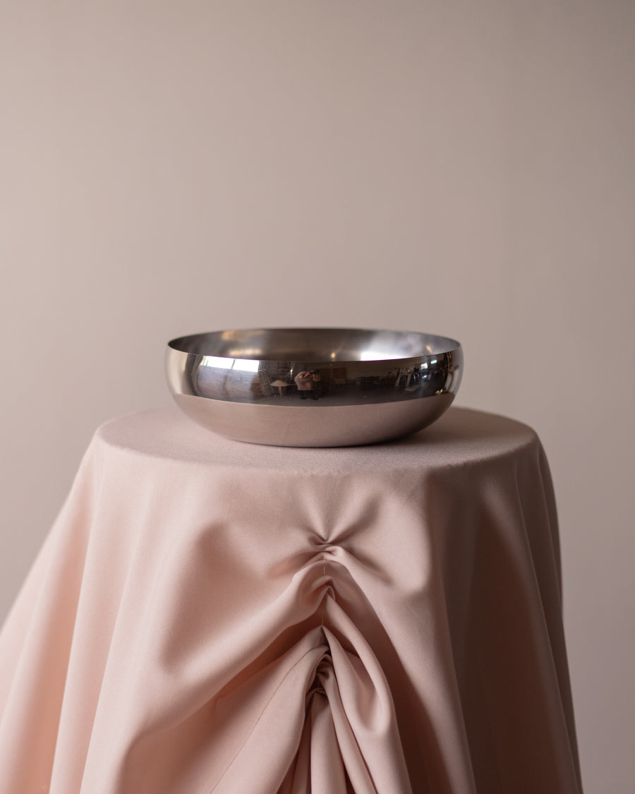 Poliruoto plieno minimalistinio dizaino dubuo