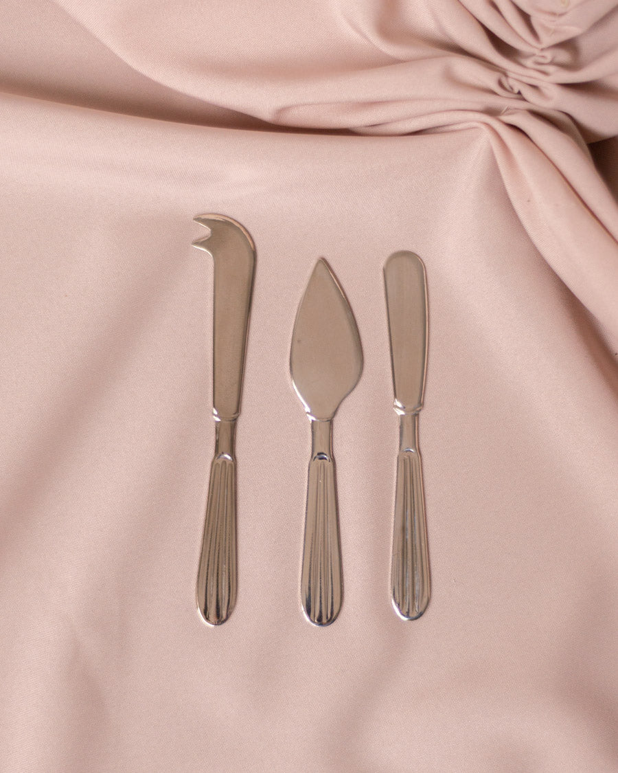 Sidabru dengti sūrio serviravimo peiliukai