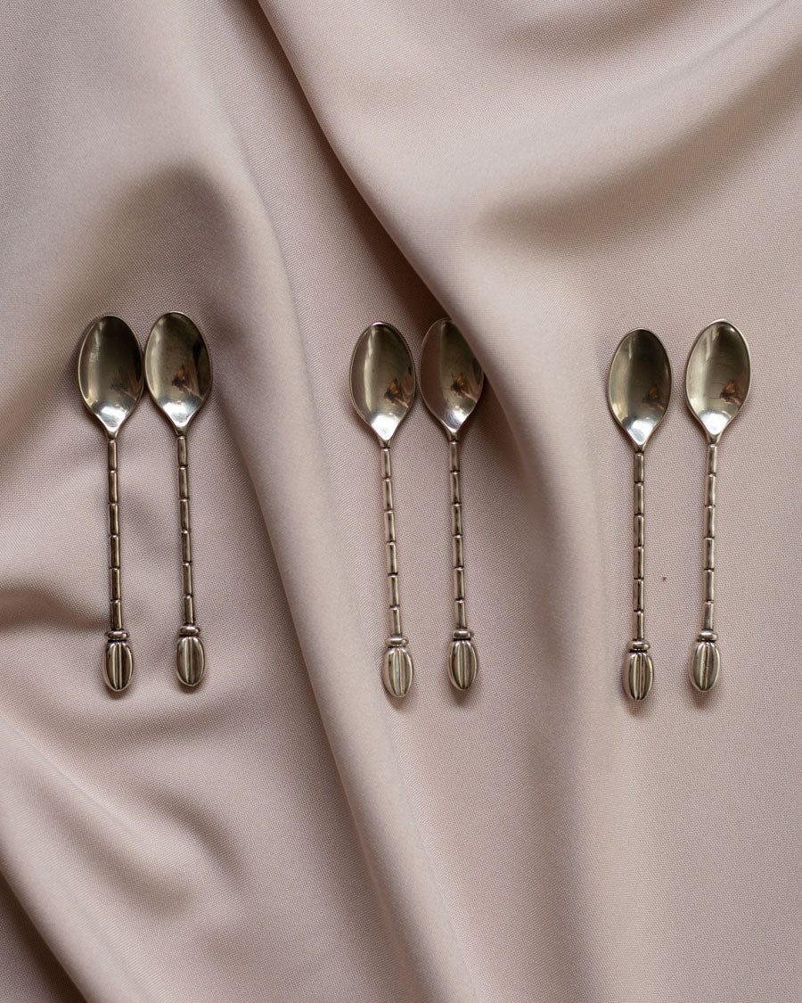 Vintažiniai šaukšteliai su kavos pupelėmis