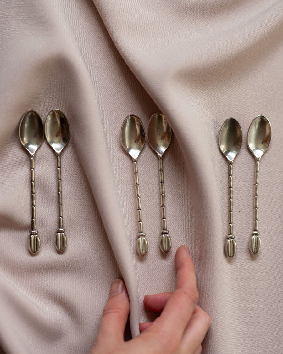 Vintažiniai šaukšteliai su kavos pupelėmis