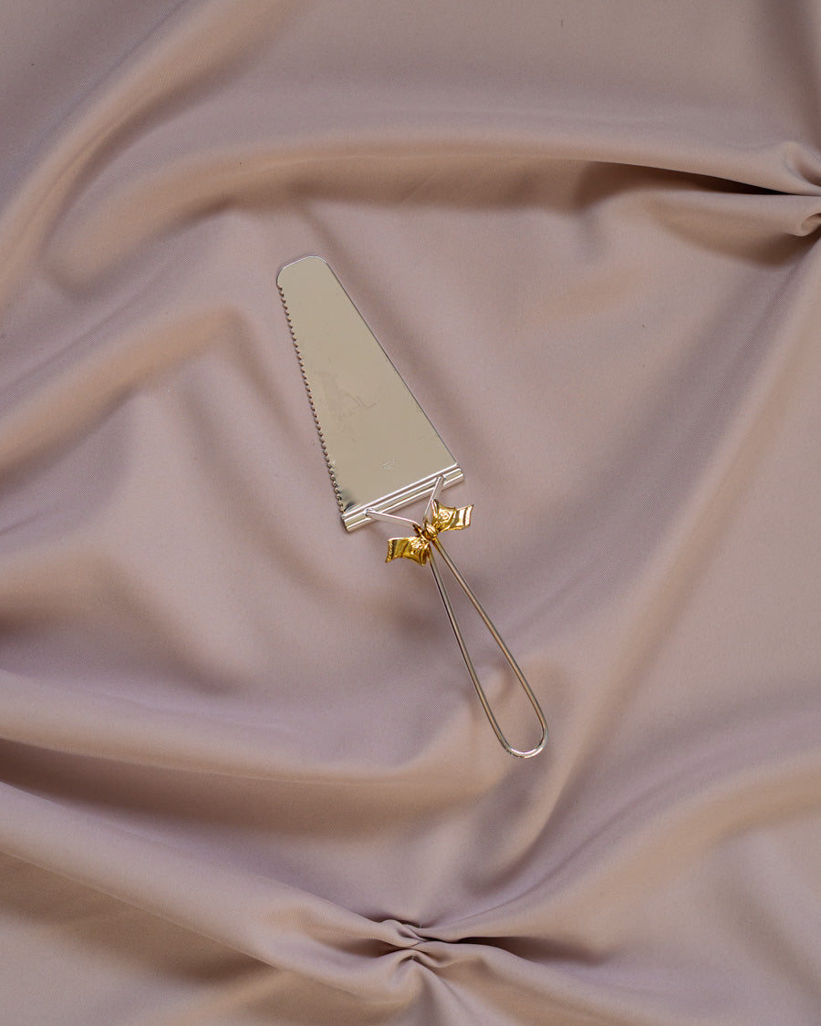 Sidabru dengta torto mentelė su paauksuotu kaspinėliu