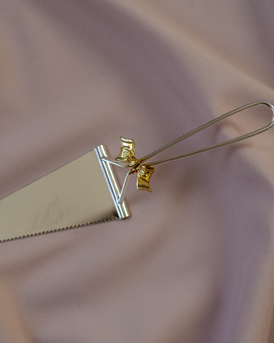 Sidabru dengta torto mentelė su paauksuotu kaspinėliu