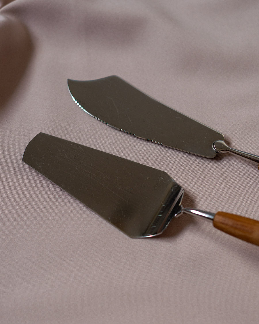 Torto įrankiai su medinėmis rankenomis