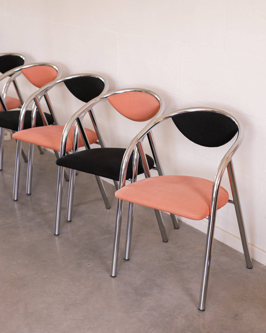 Postmodernistinės flamingo spalvų kėdės
