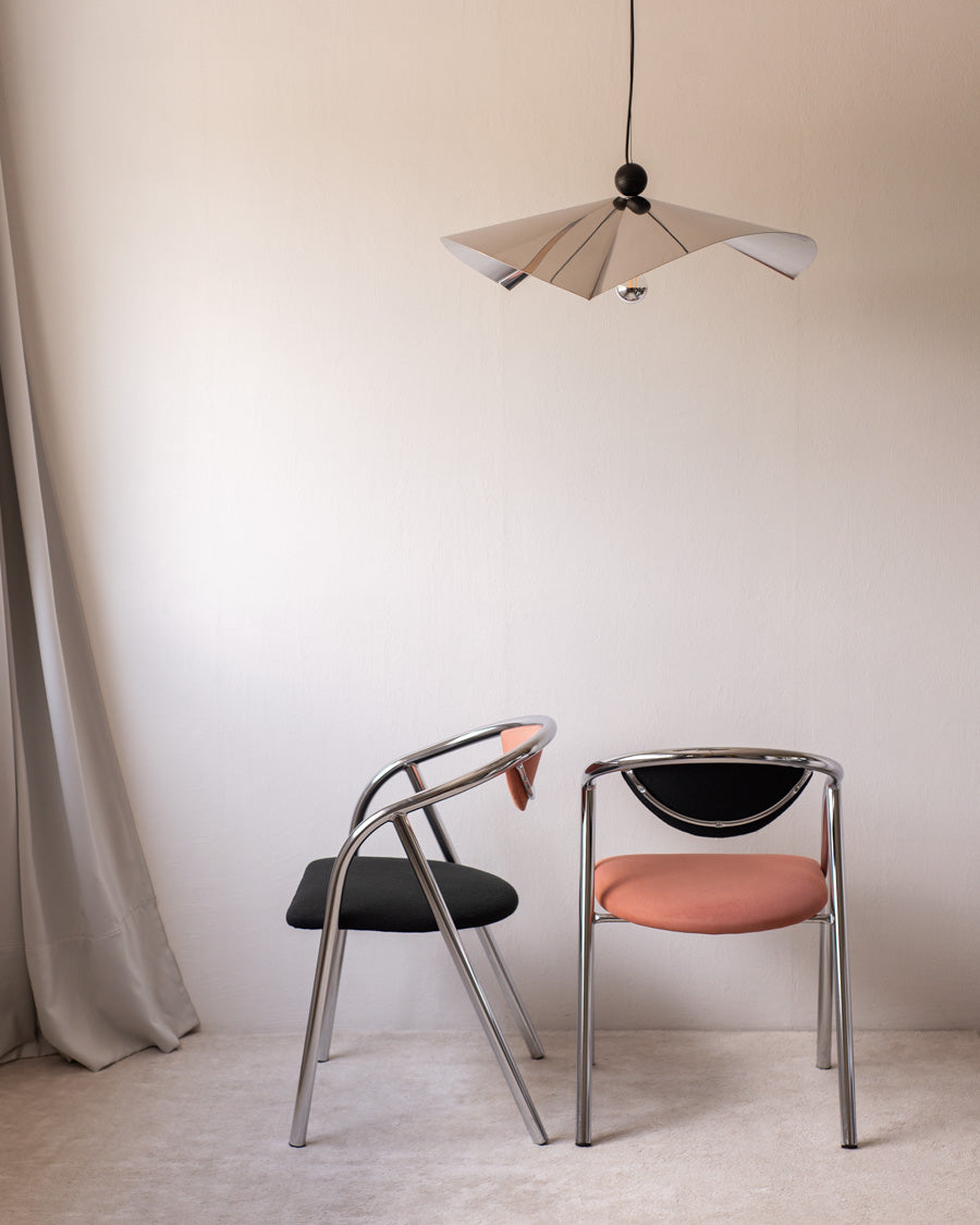 Postmodernistinės flamingo spalvų kėdės