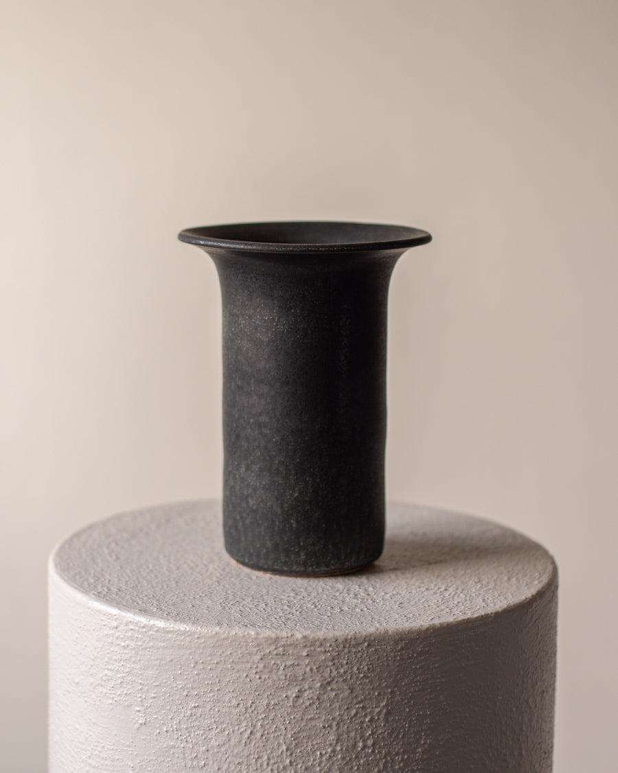 Juoda vaza su atlenktu kantu