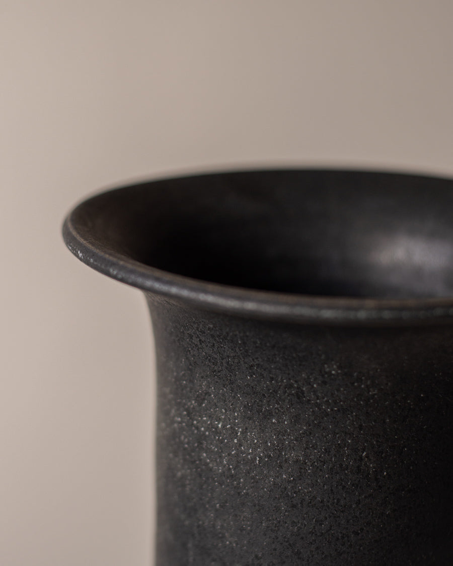 Juoda vaza su atlenktu kantu