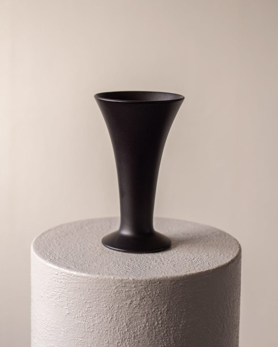 Į viršų platėjanti juoda keramikinė vaza