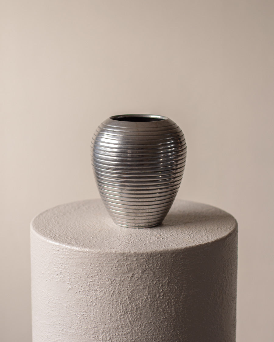 Banguota metalinė vaza