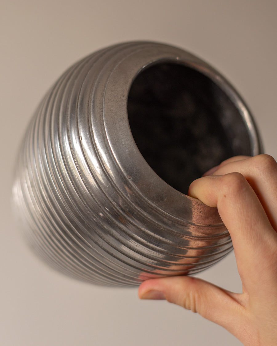 Banguota metalinė vaza