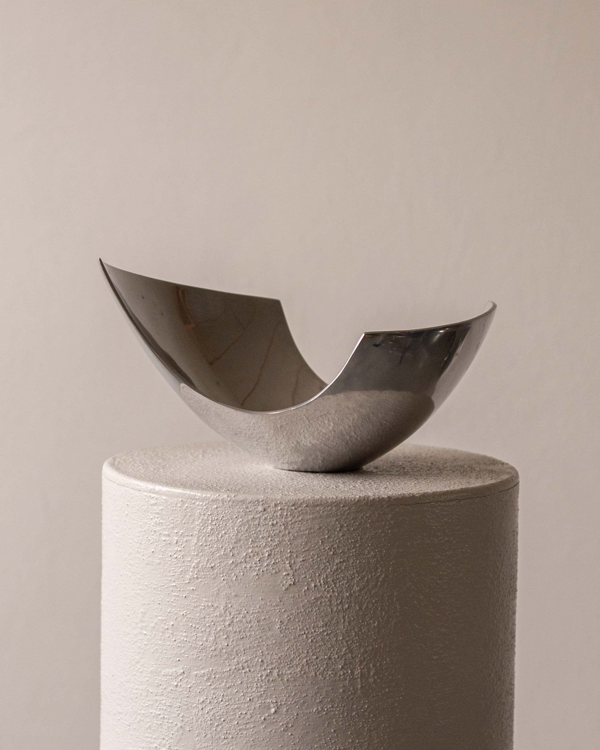 Skulptūriška metalinė vaisinė