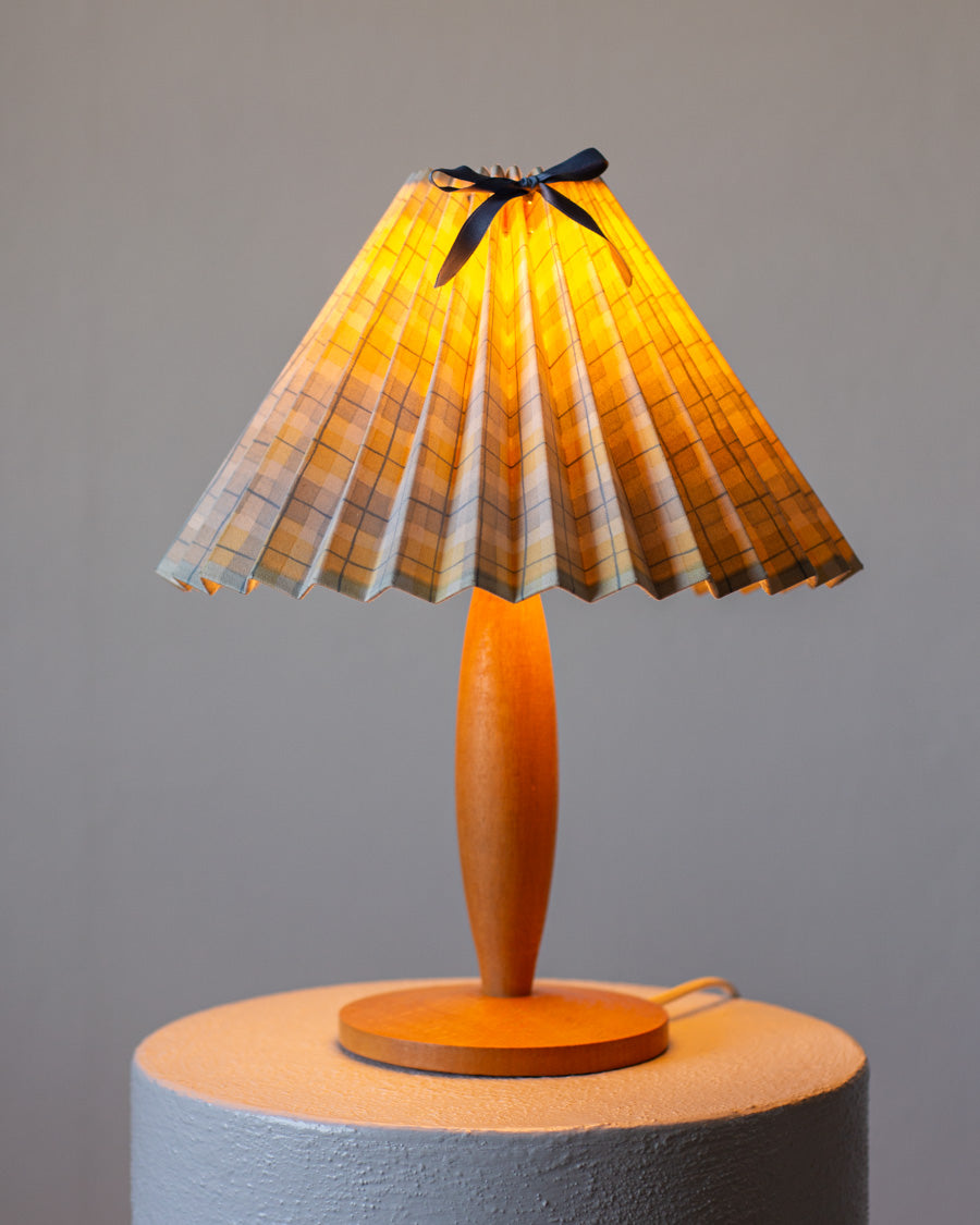 Medinis šviestuvas su gofruotu gaubtu