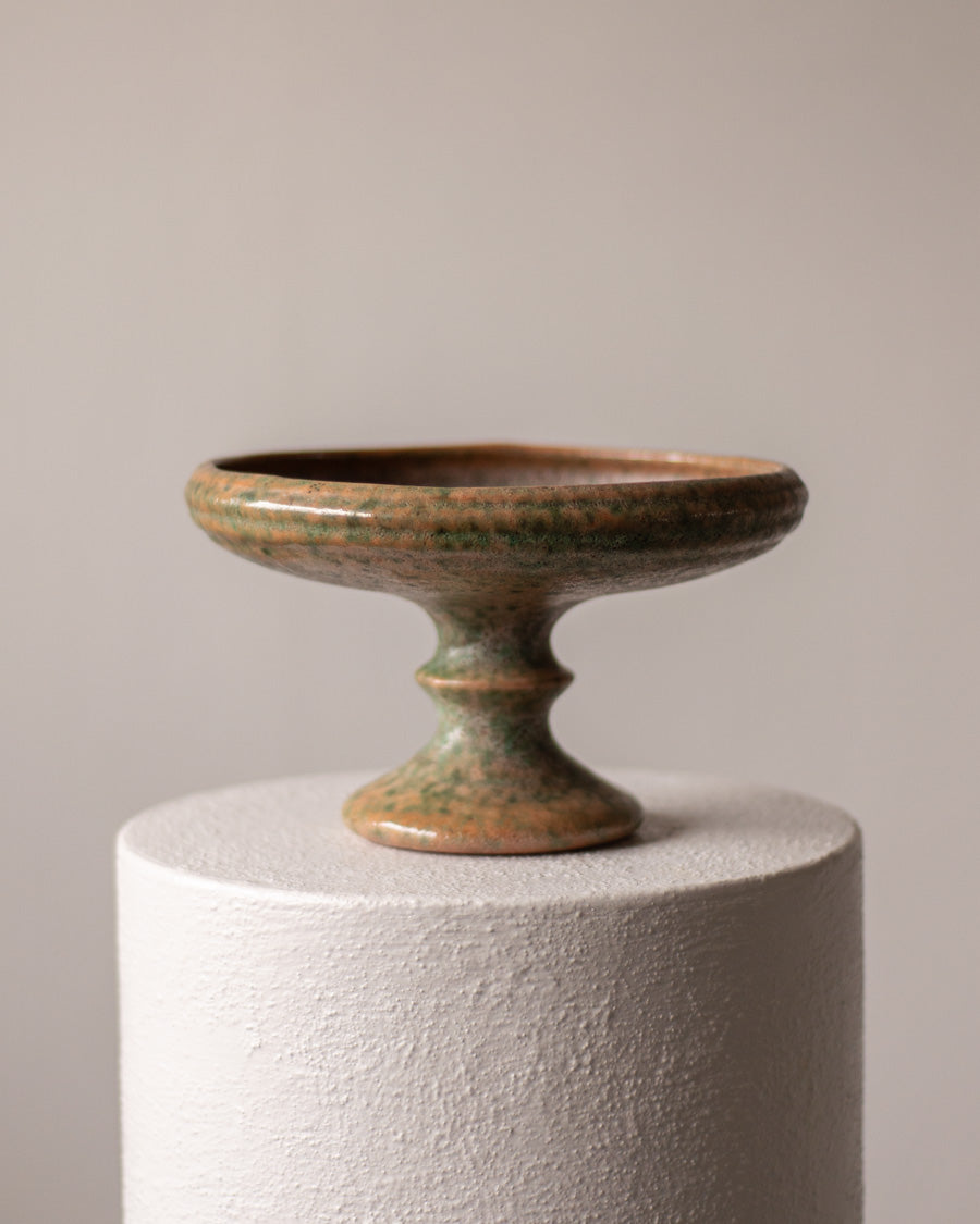 Akmens masės keramikos indas ant kojelės