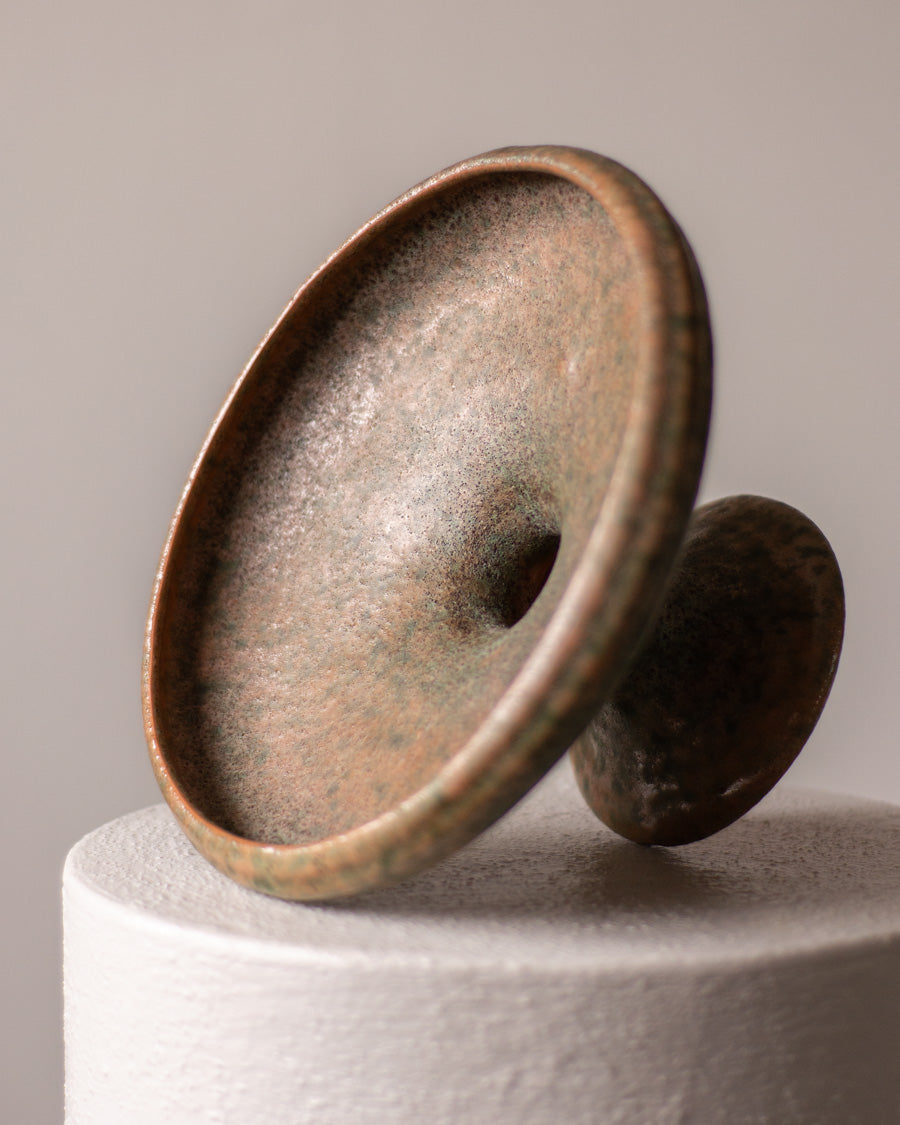 Akmens masės keramikos indas ant kojelės