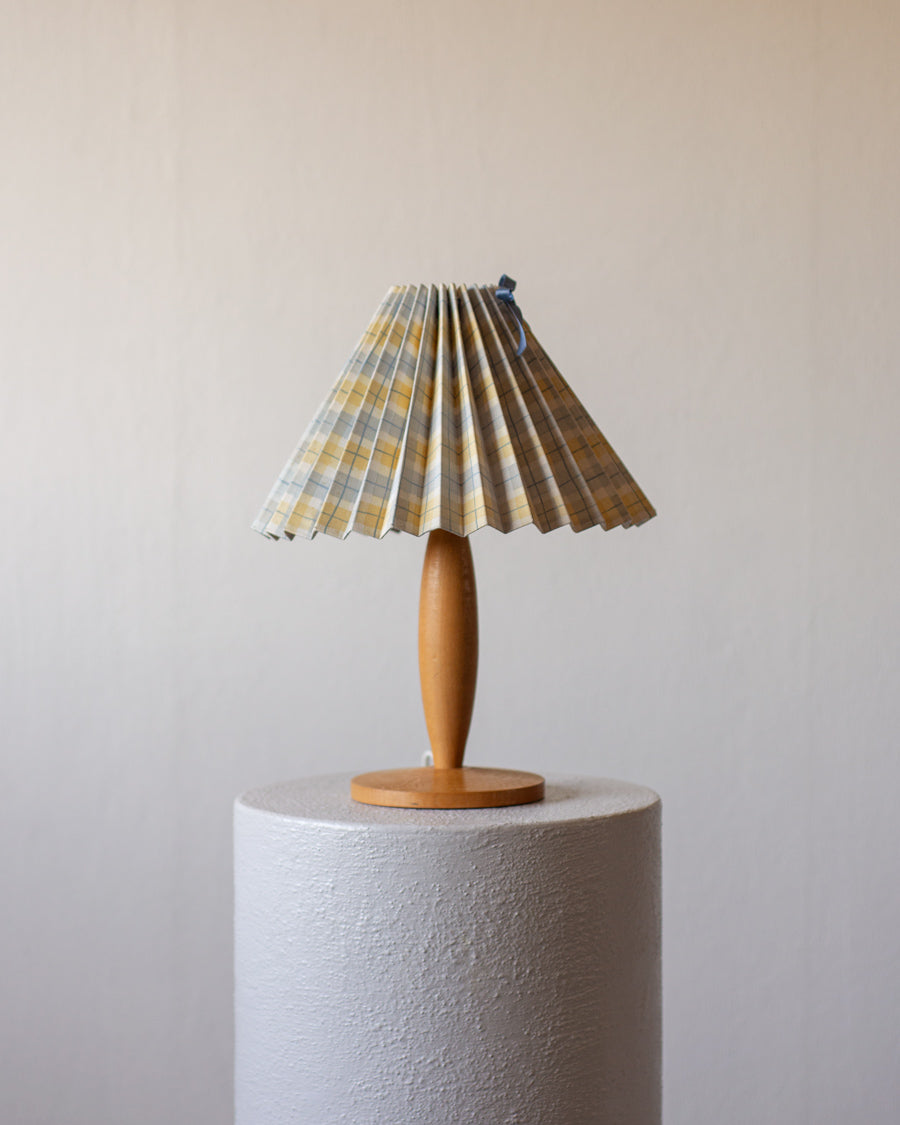 Medinis šviestuvas su gofruotu gaubtu