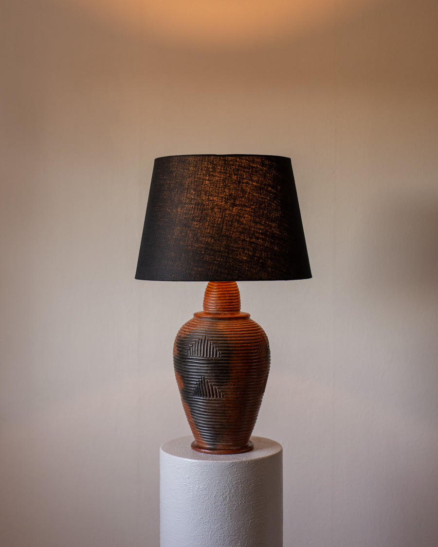 Vintažinis keramikinis šviestuvas su juodos spalvos gaubtu