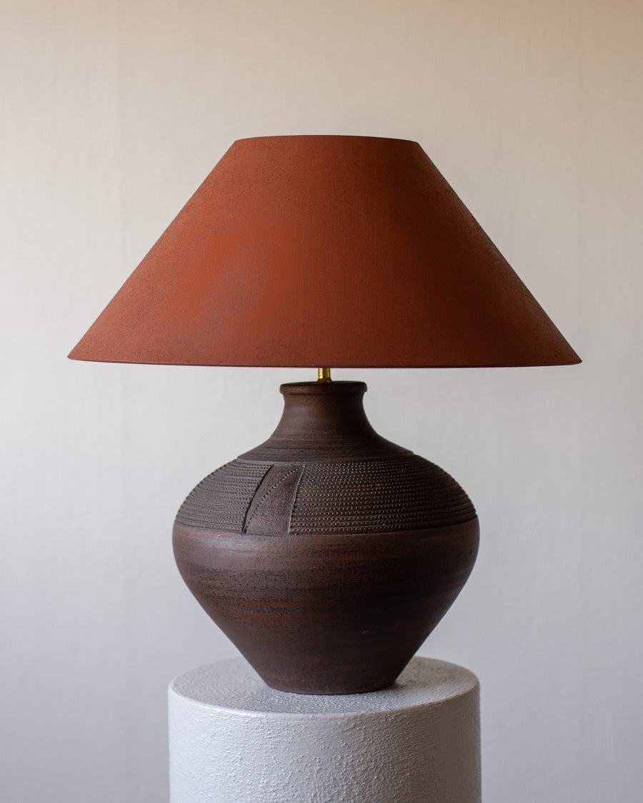 Vintažinis keramikinis šviestuvas su terakotos spalvos gaubtu